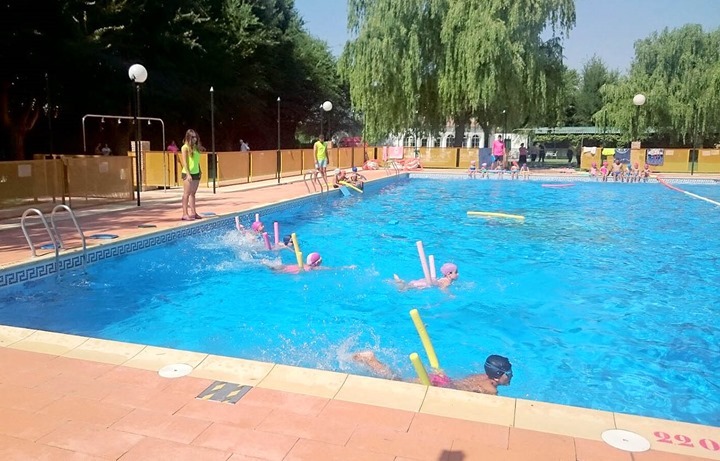 Momento de unos de los cursos de natación infantiles