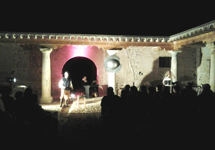 Un momento durante la representación de la obra en el patio del Palacio de Clavería