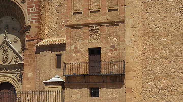 Fachada en la que se ubica el escudo