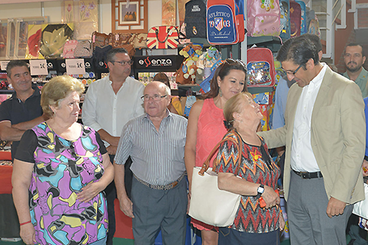 El preidente de la diputación, José Manuel Caballero, acompañado de la alcaldesa de Villanueva de la Fuente, María Dolores Fernández, saluda a unos vecinos en la inauguración de la feria