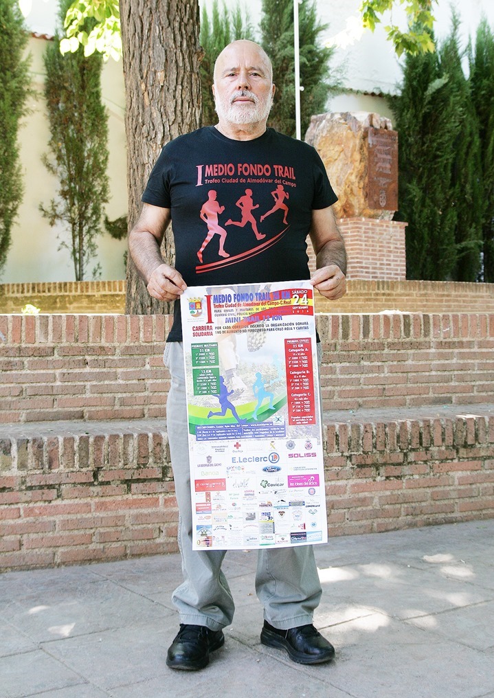 Basilio Robles, con la camiseta oficial de la prueba y el cartel de la misma