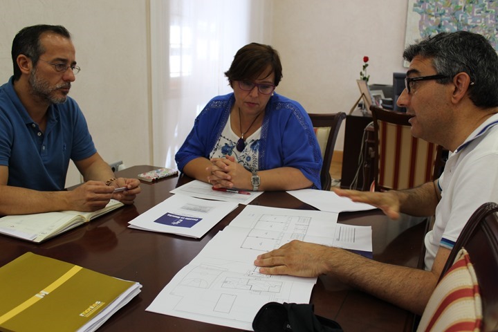 Carmen Olmedo con alcalde de Poblete