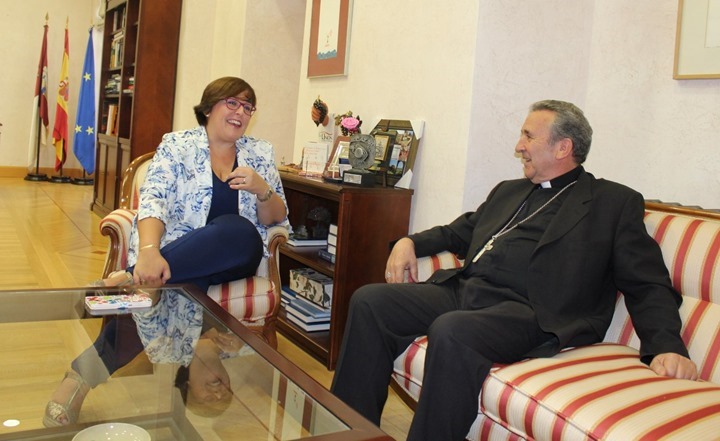 Carmen Olmedo con obispo de Ciudad Real, Gerardo Melgar 1
