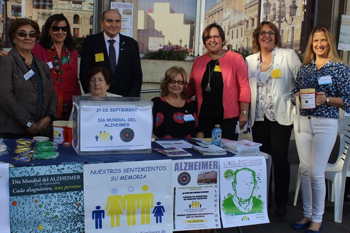 Carmen Olmedo visita mesa Alzheimer