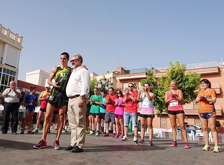 El alcalde, con el vencedor