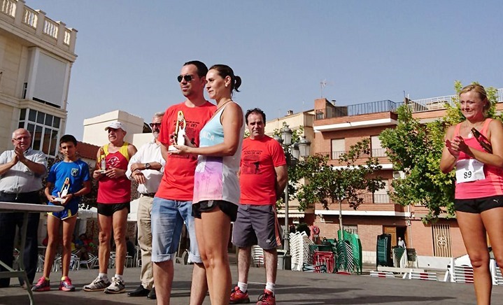 El concejal de Deportes, entregando a la segunda clasificada