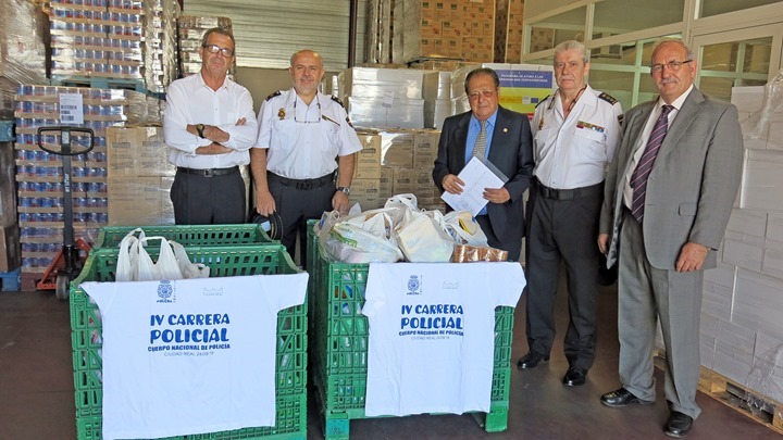 Entrega alimentos policía nacional