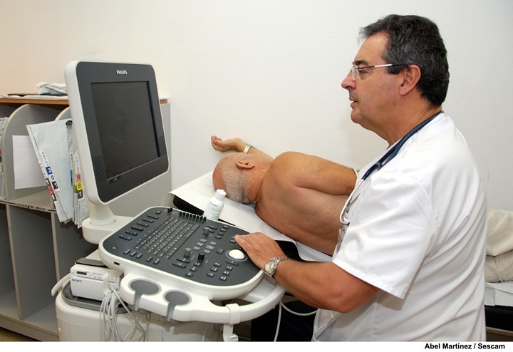 Talavera de la Reina, 11-Mayo-2016
El Dr. Miguel Agnel Gomez Sanchez, Jefe de Servicio de Cardiología en la consulta del Hospital.
Foto: Abel Martínez. Sescam.