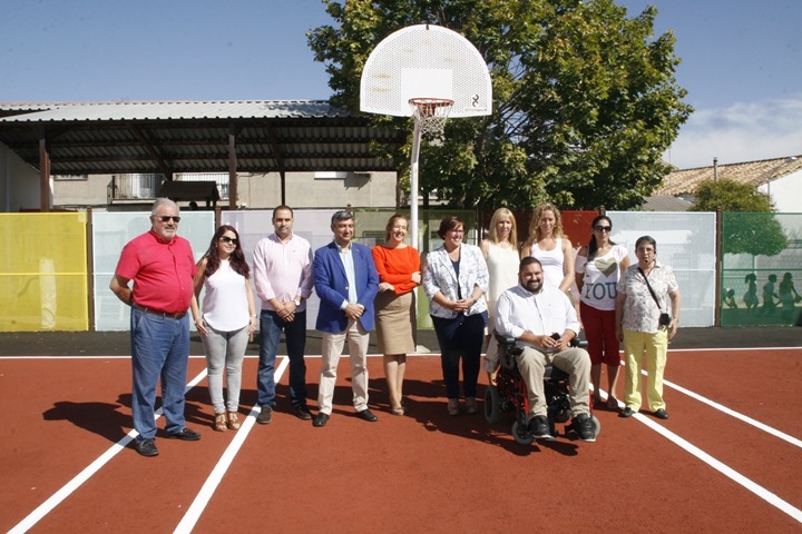 Foto de familia de autoridades y profesores del centro escolar