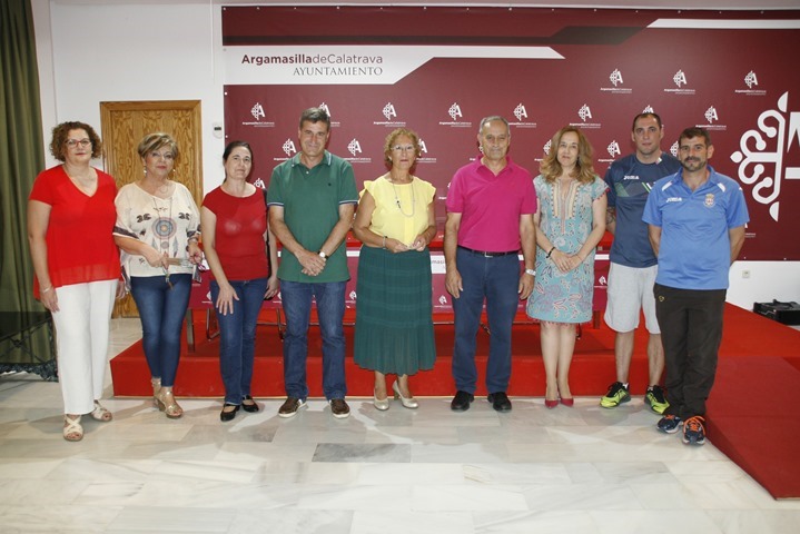 Foto de familia de los participantes en la entrega del donativo a la AECC rabanera