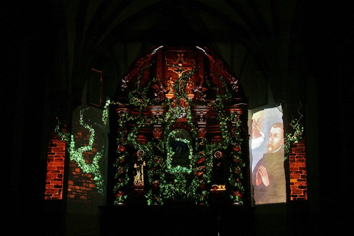 Fotograma del VideoMapping en el retablo parroquial