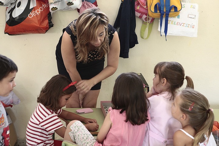 La alcaldesa, en una imagen de archivo, junto a ni&ntilde;os de la localidad