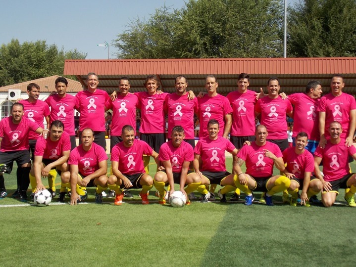 Los veteranos del Calatrava posaron con camisetas solidarias