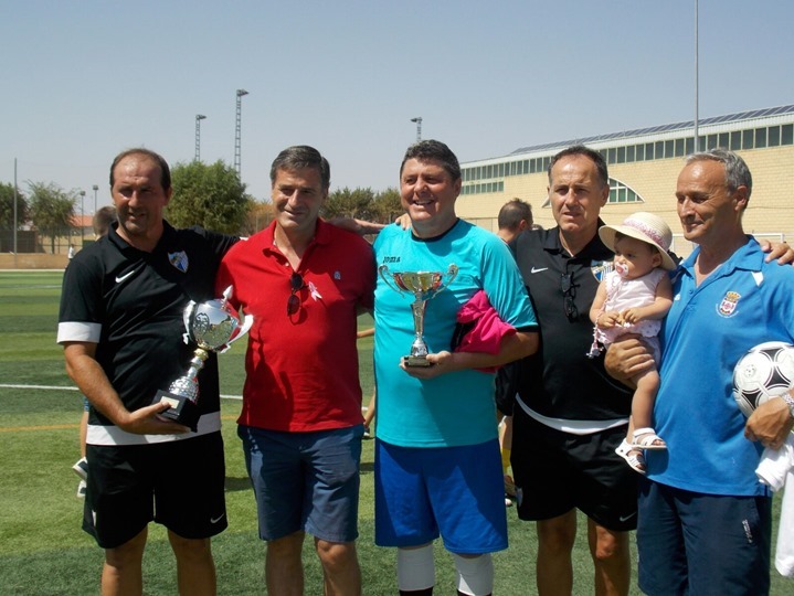 Posado con los trofeos