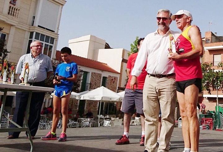 Trofeos para los corredores de más y menos edad