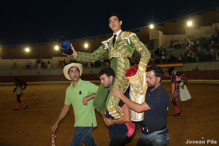 Llevado en volandas como triunfador camino de la puerta grande.