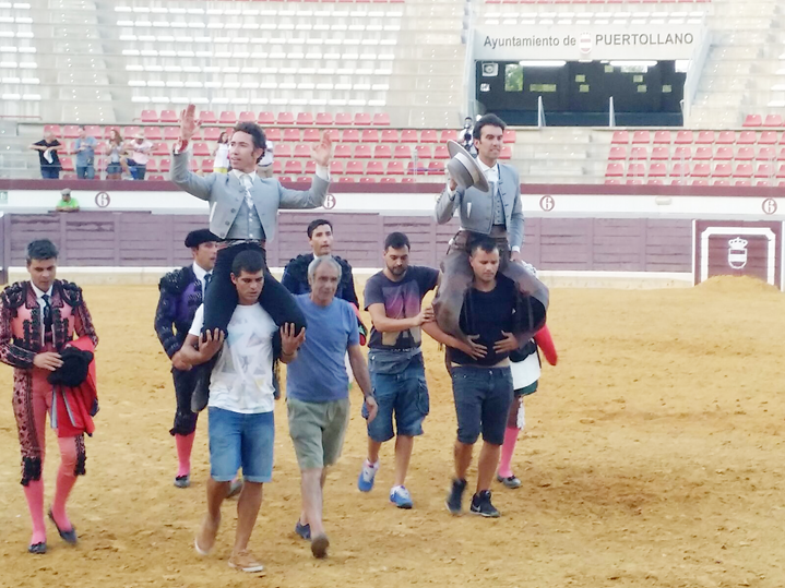 Los triunfadores, a hombros.