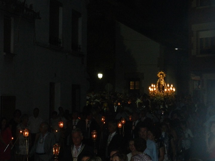 millar vecinos acompaña Virgen del Carmen