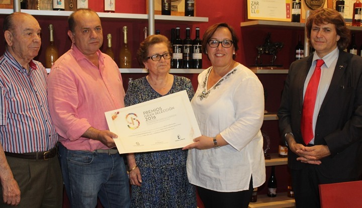 Carmen Olmedo entrega diploma Gran Seleccion Vidal del Saz (1)