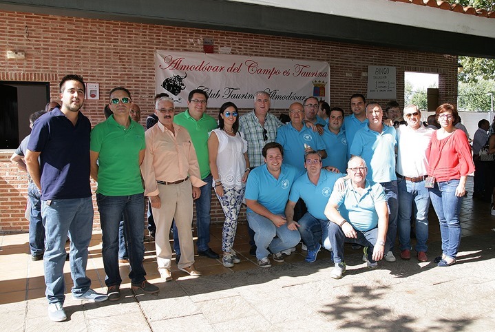 Directivos del Club Taurino, junto a las autoridades municipales