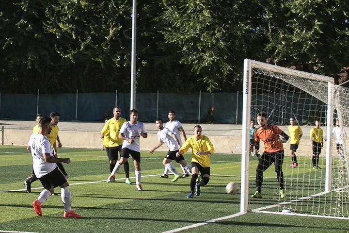 El balón, en una de las cinco veces que fue camino de las mallas_FOTO VH Serrano