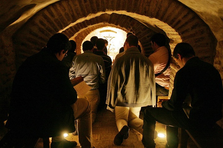 Momento de meditaci&oacute;n y oraci&oacute;n en la 'cueva de las penitencias'