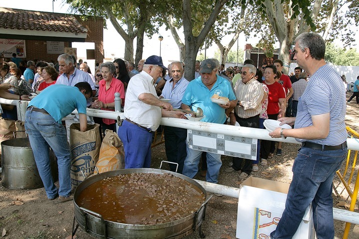 Repartiendo la caldereta a los socios asistentes