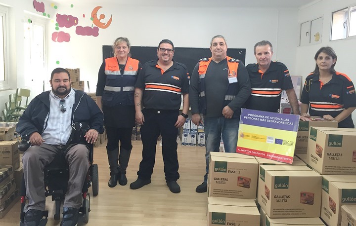 Sergio Gijón junto a miembros de la agrupación de Protección Civil de la localidad