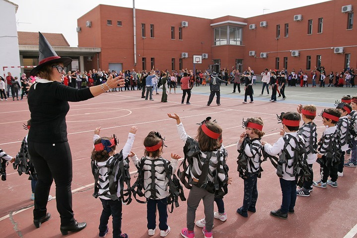 Todos los alumnos, disfrazados, bailaron las coreografías