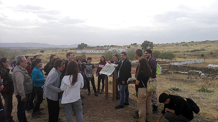 Los técnicos del Centro de Desarrollo Rural del Valle de Alcudia y Sierra Madrona presentaban recientemente la Estrategia de Desarrollo local a un grupo de 38 alumnos y tres profesores del departamento de Ecología de la Facultad de Biológicas de la Universidad Complutense de Madrid en un punto estratégico dentro del territorio, el yacimiento arqueológico de la Bienvenida: Sisapo. FUENTE: Facebook ADS Valle de Alcudia.