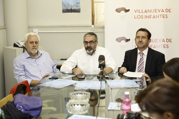 0 En el centro, Antonio Ruiz, alcalde de Infantes, junto al poeta solanero Díaz-Cacho y Julio Criado