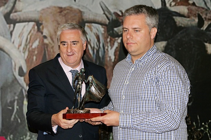El alcalde de Almodóvar del Campo entregó el trofeo al mejor toreo de capa