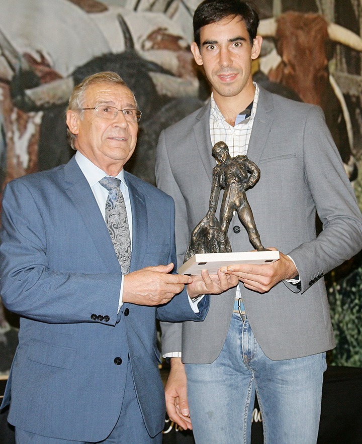 Jiménez Fortes, con el trofeo a la mejor faena