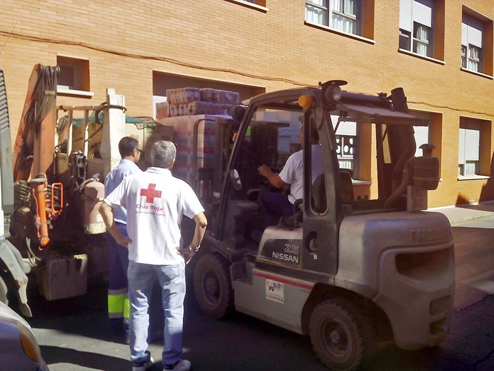 Llegada a la sede de Cruz Roja de las partidas alimentarias solidarias