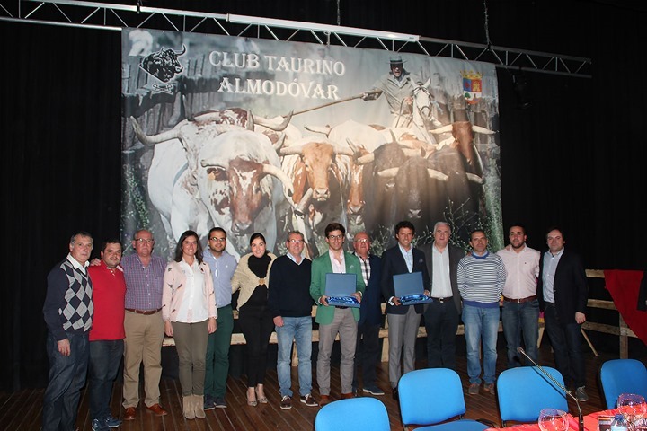 Los invitados, junto a directivos del Club Taurino y mun&iacute;cipes de Almod&oacute;var del Campo