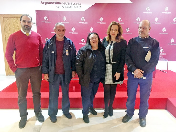 Los tres beneficiarios, junto a la alcaldesa y el teniente de alcalde