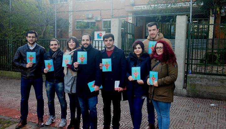 MIGUEL GONZALEZ Y MIEMBROS DE JSPCR CON LOS FOLLETOS DE LA CAMPAÑA