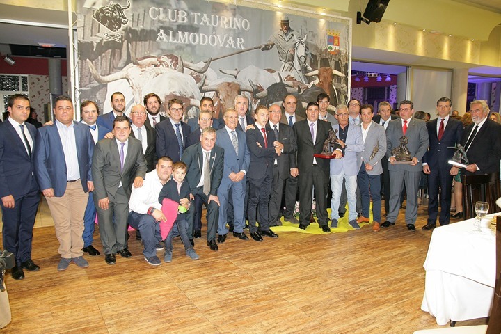 Premiados, patrocinadores, directivos y autoridades, posando al final del acto