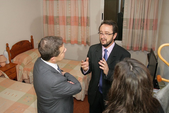 Toledano, dirigiéndose a los representantes del Gobierno regional, en el interior de una habitación de la vivienda tutuelada