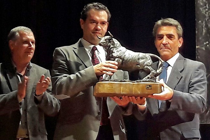 Victorino Martín, a la derecha, el pasado martes cuando se le entregó el trofeo al mejor astado