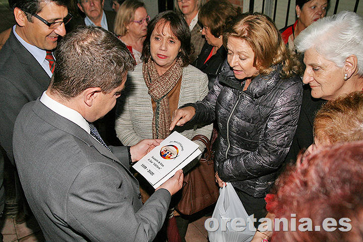 Responsables del colectivo 'Villaflores' enseñan la publicación conmemorativa a Page y Caballero.