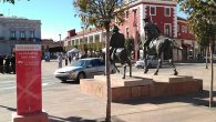 Instalado en la Plaza de España de Alcázar de San Juan el monolito del IV Centenario de Cervantes, junto a las escultura de Don Quijote y Sancho Panza