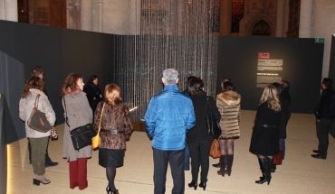 La consejera de Bienestar Social visita la exposición “La poética de la libertad” en la catedral de Cuenca