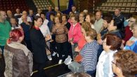 Pilar Zamora visita a los participantes en los Cursos de Gimnasia para personas mayores