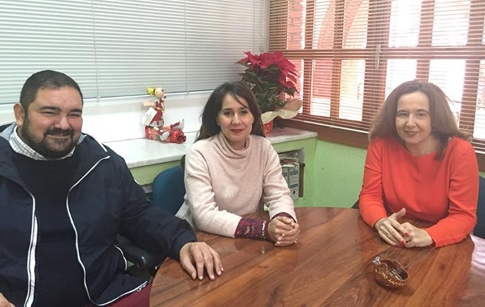 0 La alcaldesa Jacinta Monroy y el concejal de Bienestar Social junto a la técnica del programa 