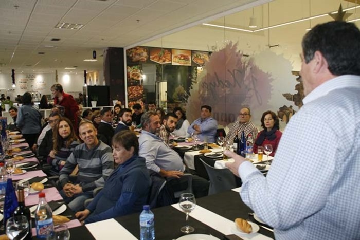 0 Otro momento de la celebración de la comidad de navidad de los apicultores