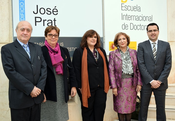 Doctoranda junto a tribunal y directora tesis