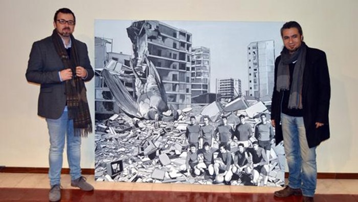 El pintor Óscar Seco y el concejal de cultura del ayuntamiento de Ciudad Real, José Luis Herrera ante el cuadro que ha logrado el Primer Premio del Certamen