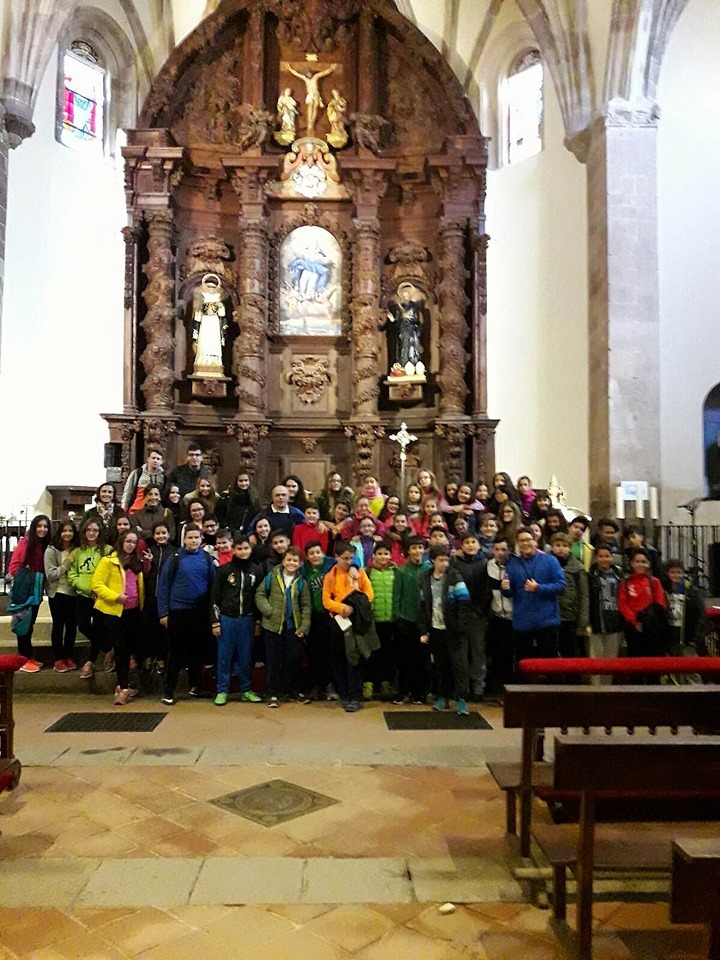 Los alumnos puertollanenses, en el templo parroquial al término de su visita