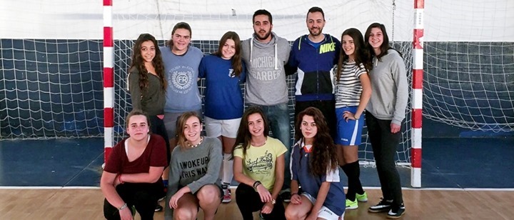 Roberto Donoso con jugadoras de futsal Almod&oacute;var